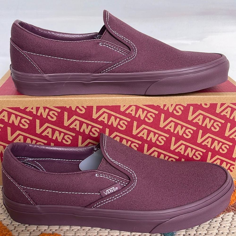 Vans WMNS Classic Slip-On
Pastel Mono Plum Wine
VN000CT5CHI
Sneakers